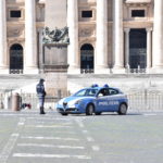 Una volante della Polizia in Piazza San Pietro