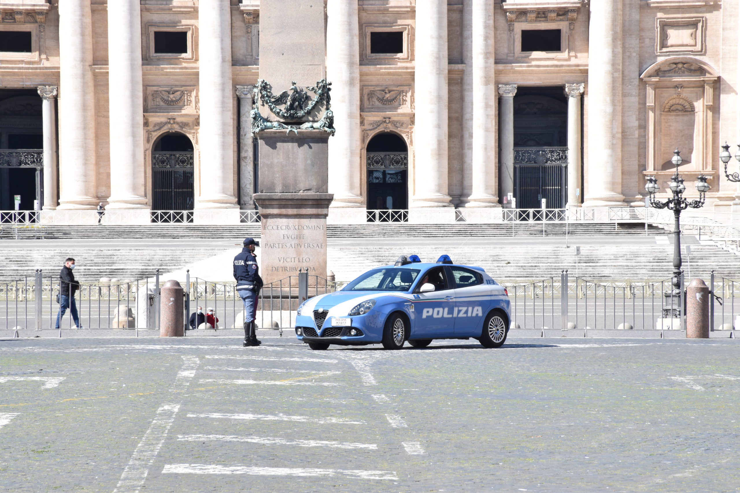 Una volante della Polizia in Piazza San Pietro