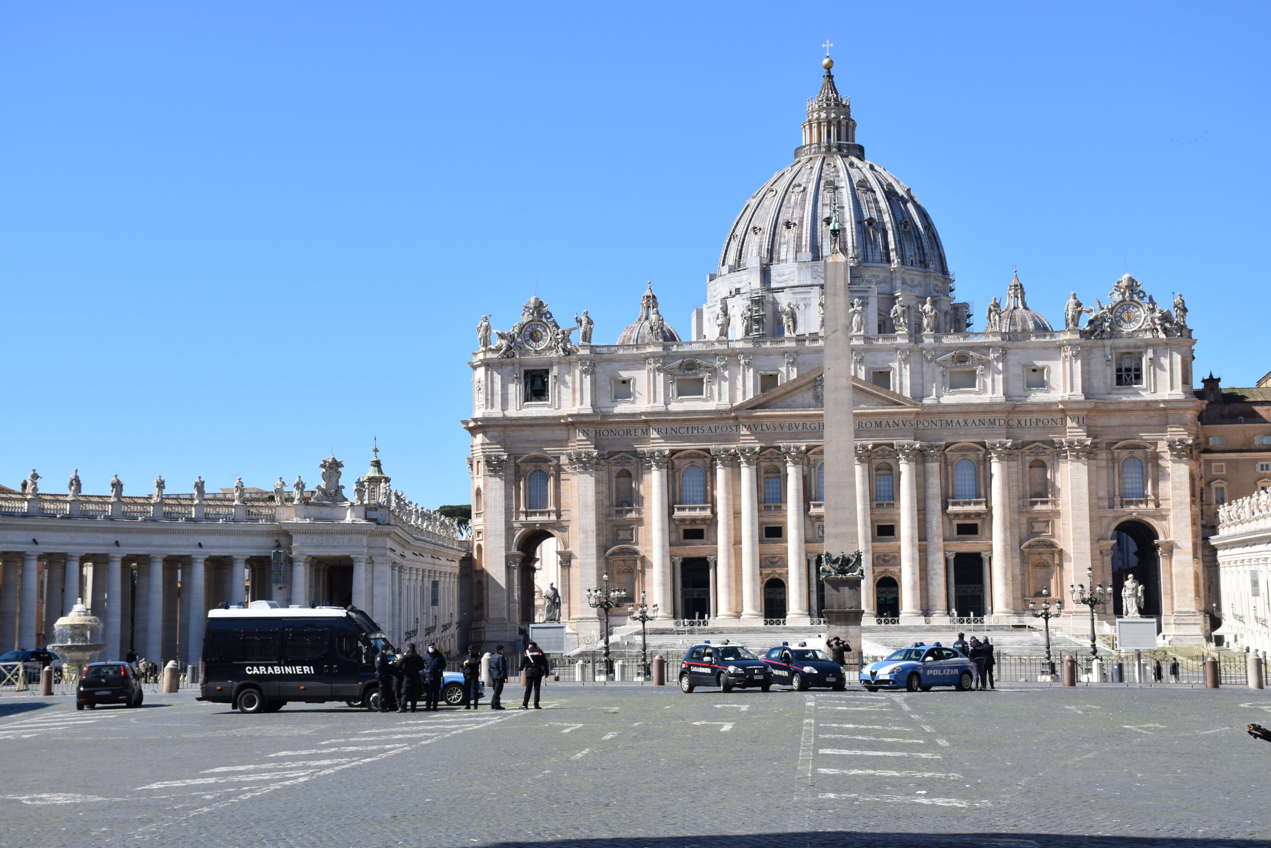 Piazza San Pietro presidiata dalle Forze dell'Ordine