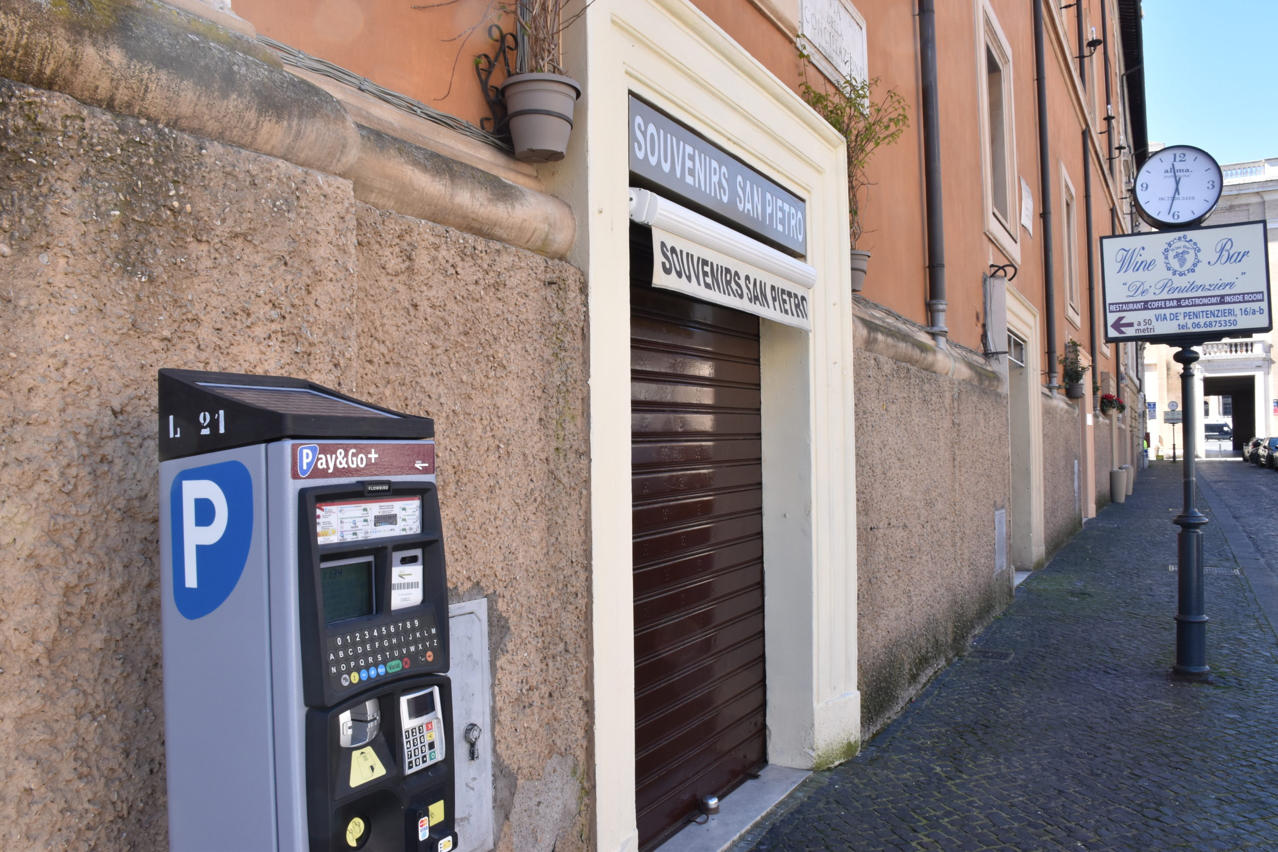 Negozi di souvenirs chiusi in Via della Conciliazione