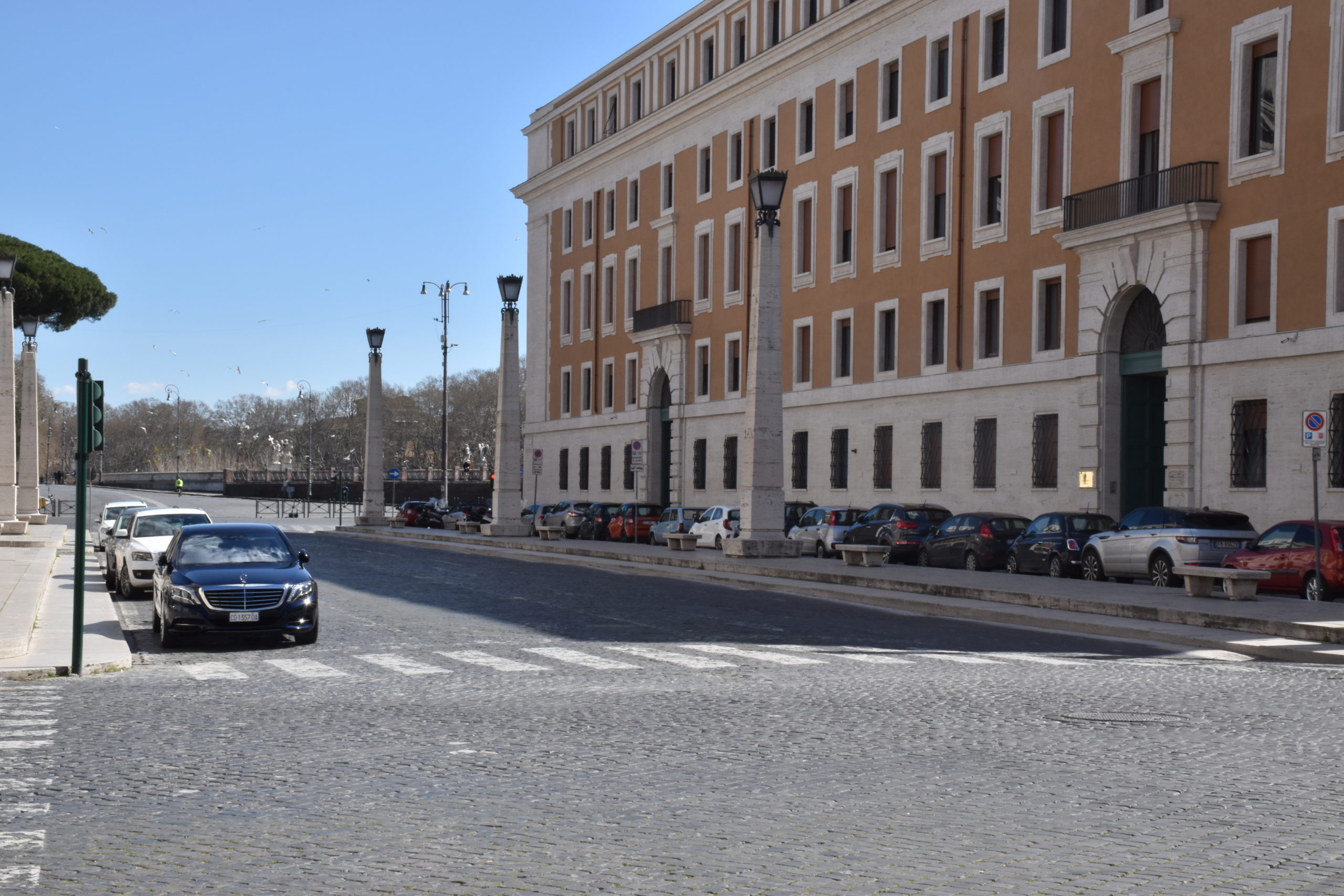 Poche macchine e passanti su Via della Conciliazione