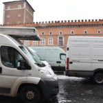 I furgoni sostano davanti a Palazzo Venezia