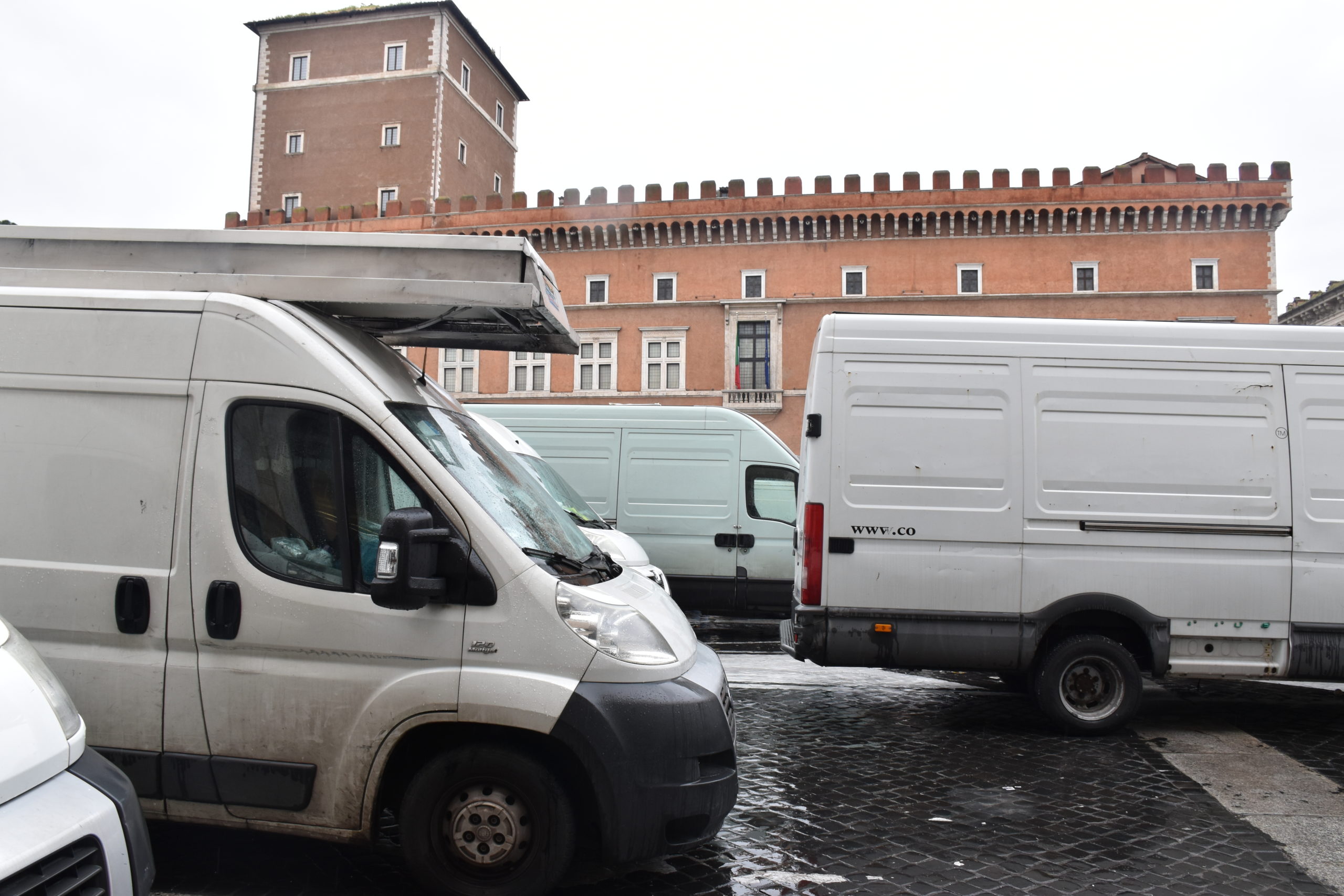 I furgoni sostano davanti a Palazzo Venezia