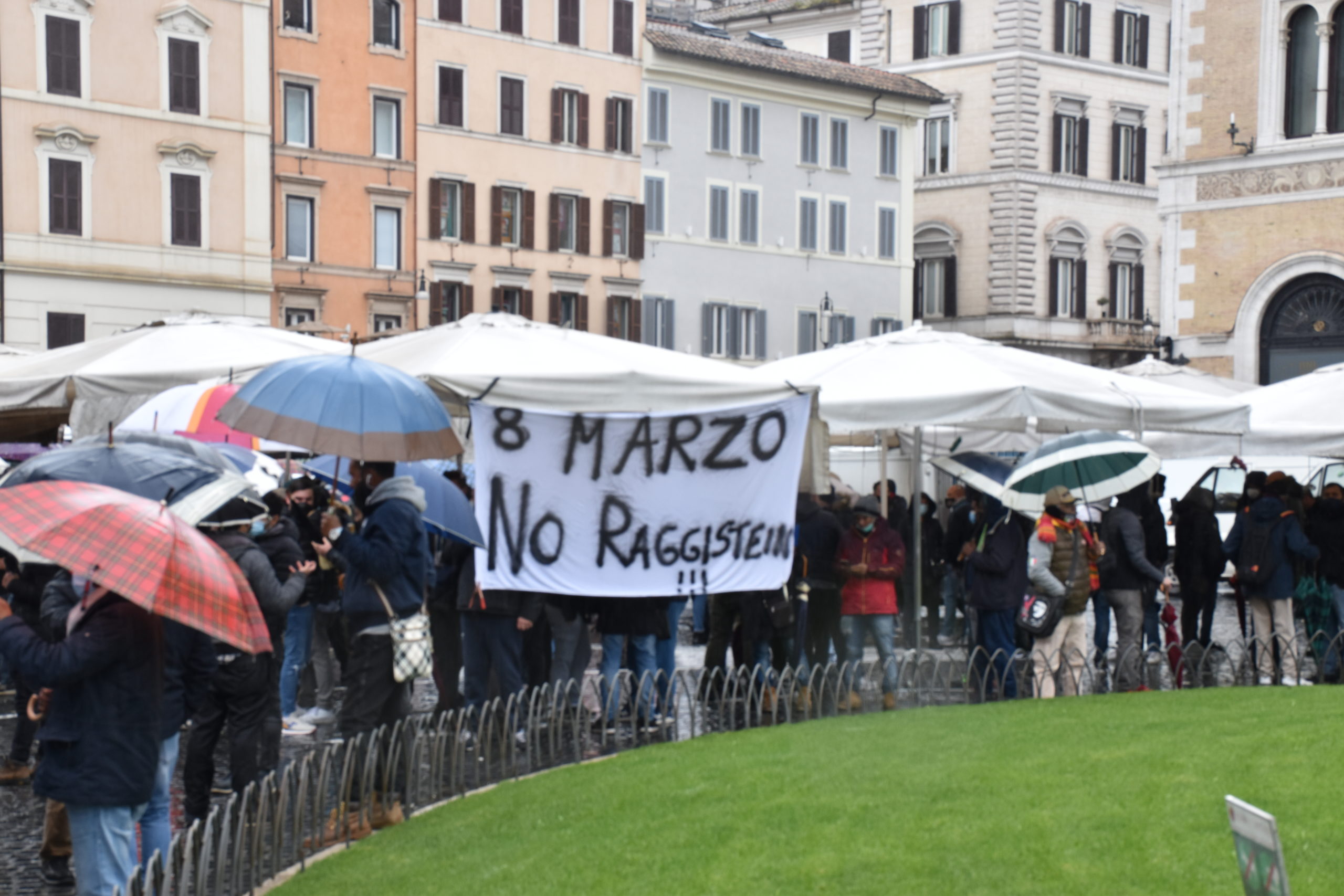Lo striscione "No Ragginstein" contro la sindaca di Roma