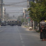 Camionette militari schierate a Yangon