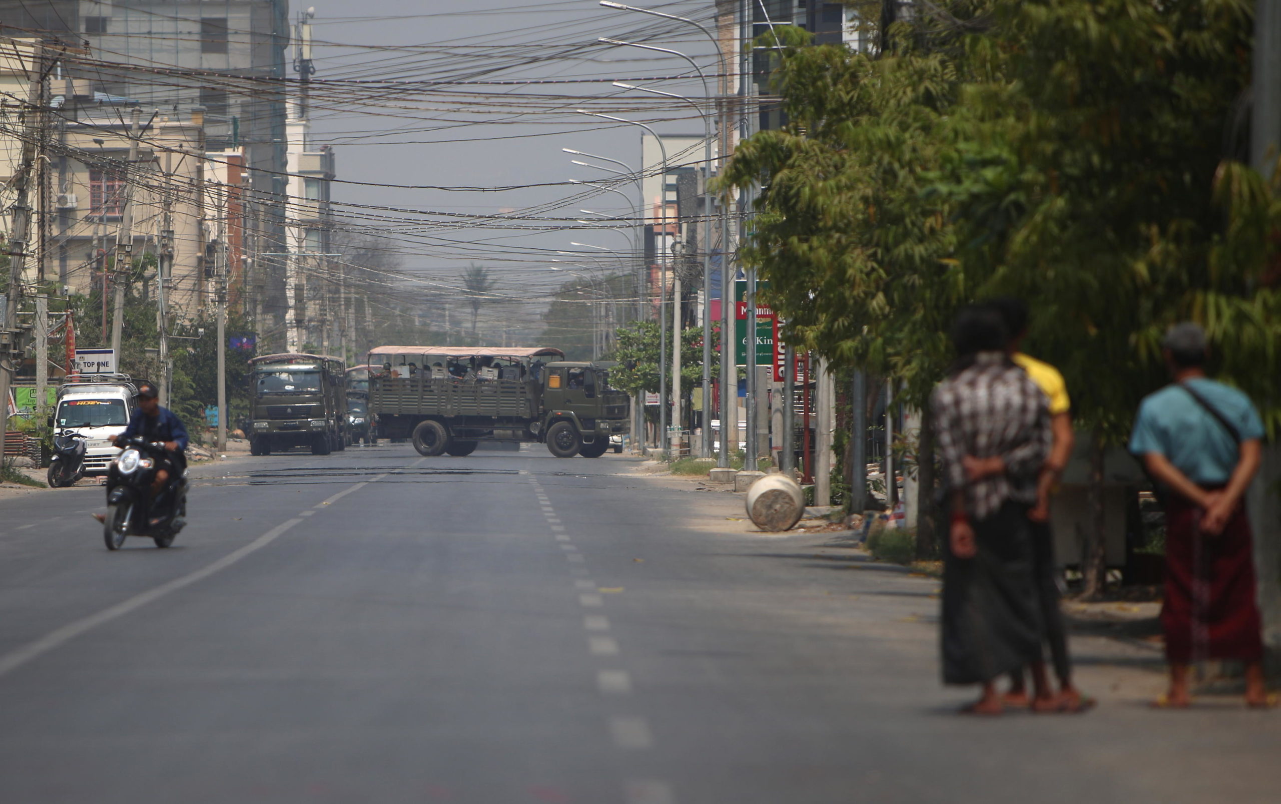 Camionette militari schierate a Yangon