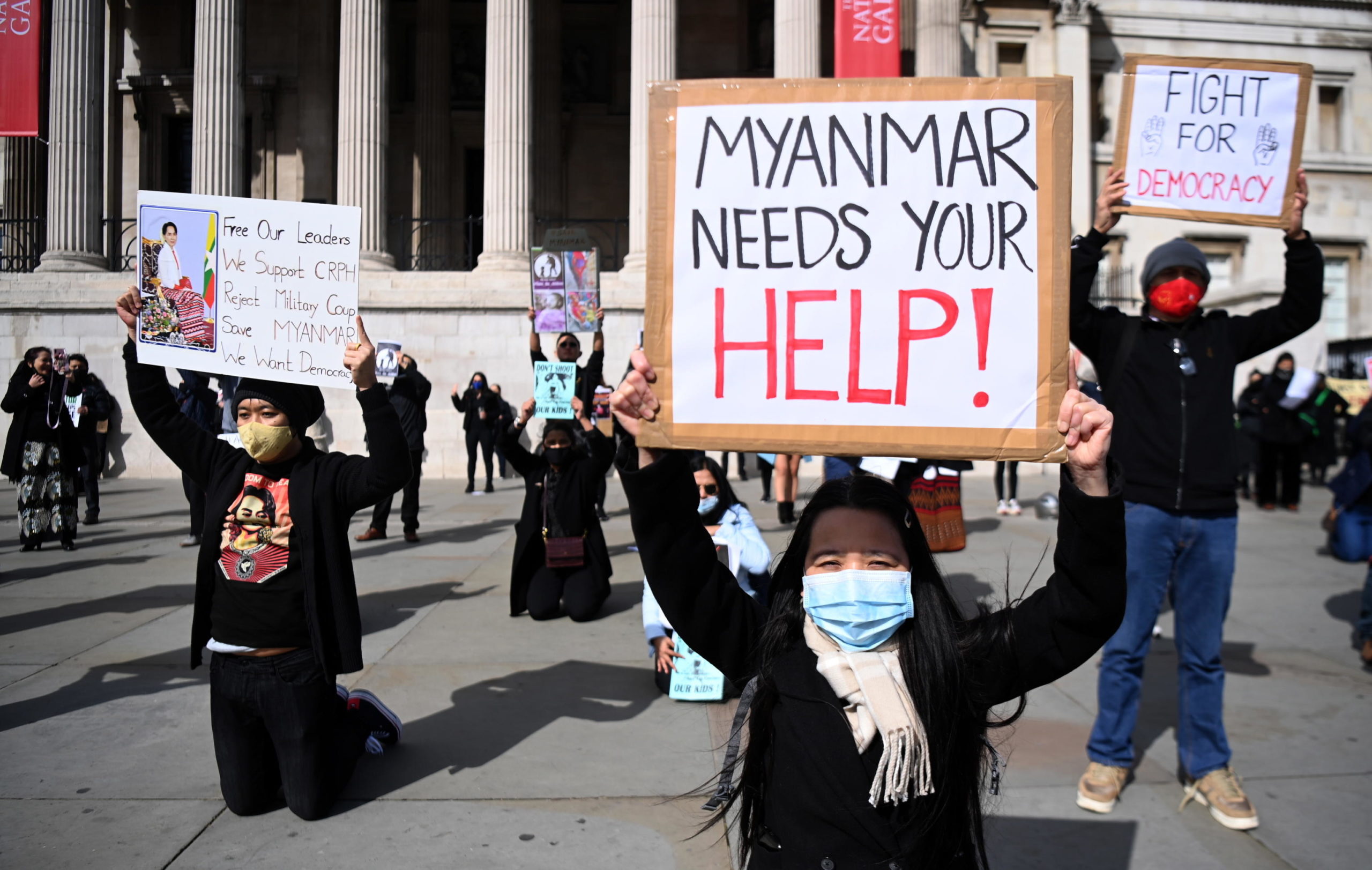 La comunità birmana di Londra protesta davanti al Parlamento inglese
