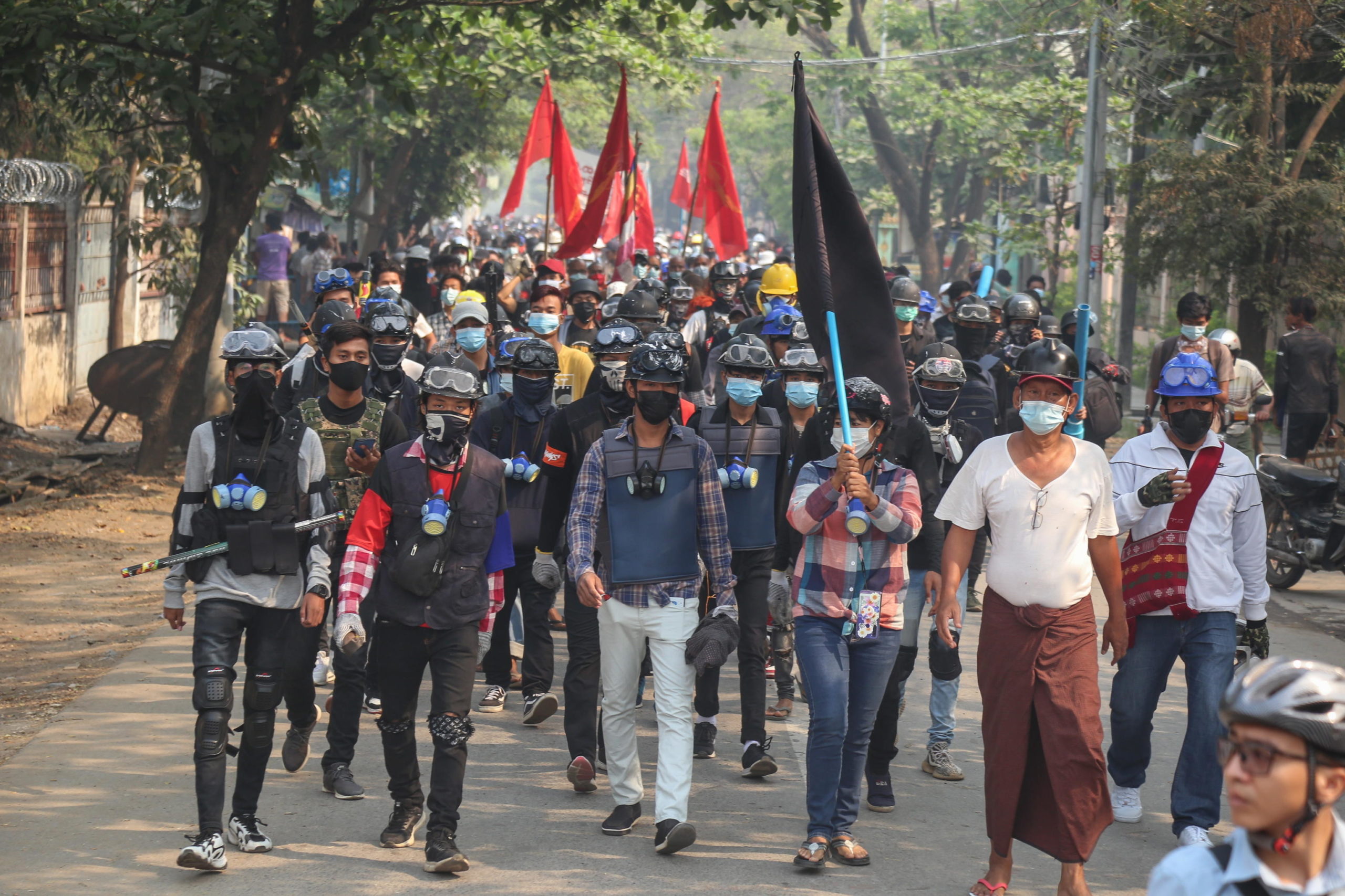 Manifestanti in marcia nel corso delle proteste a Mandalay