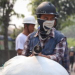 Un dimostrante impugna un'arma durante gli scontri a Mandalay