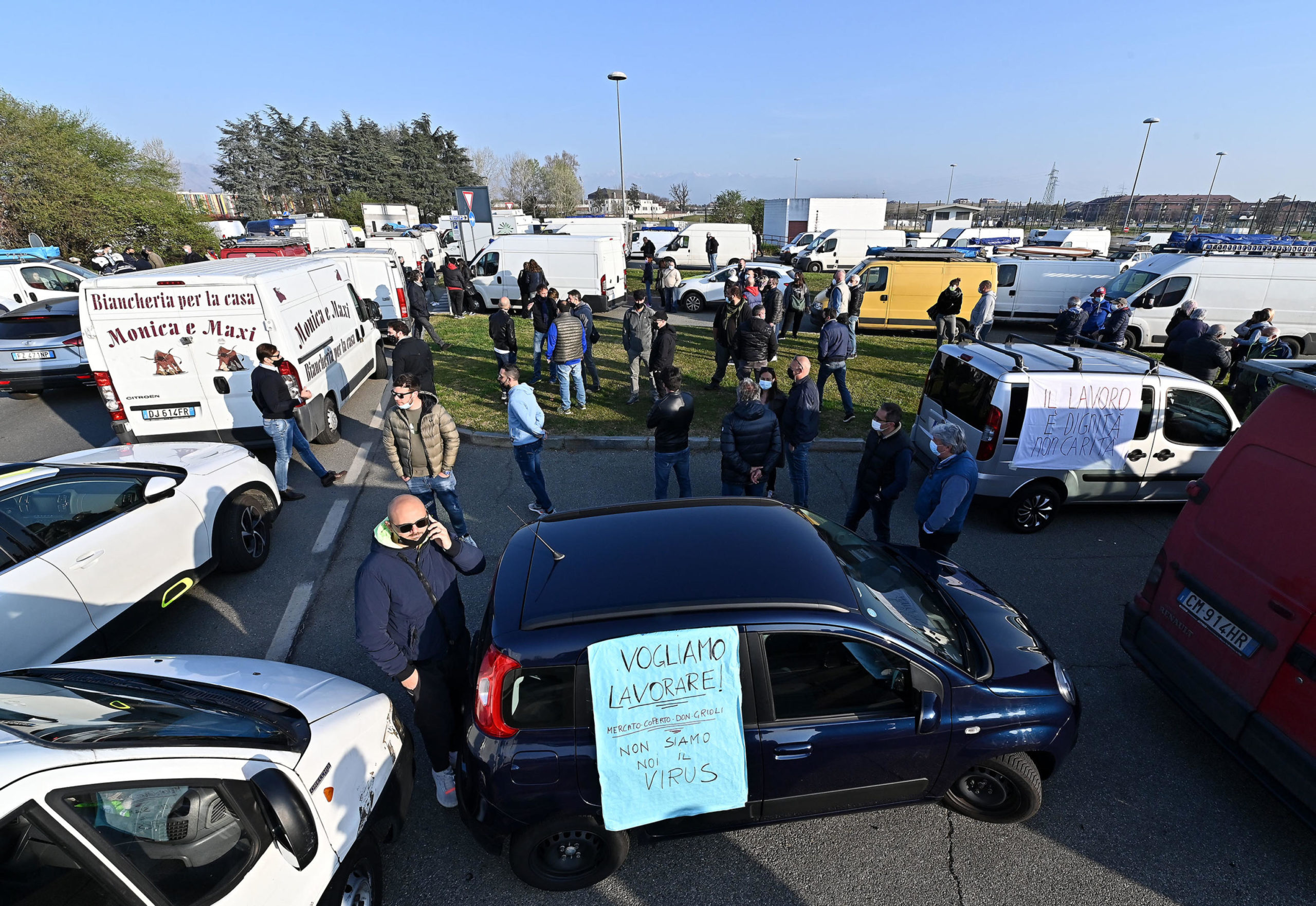 Striscioni di protesta su furgoni e macchine degli ambulanti