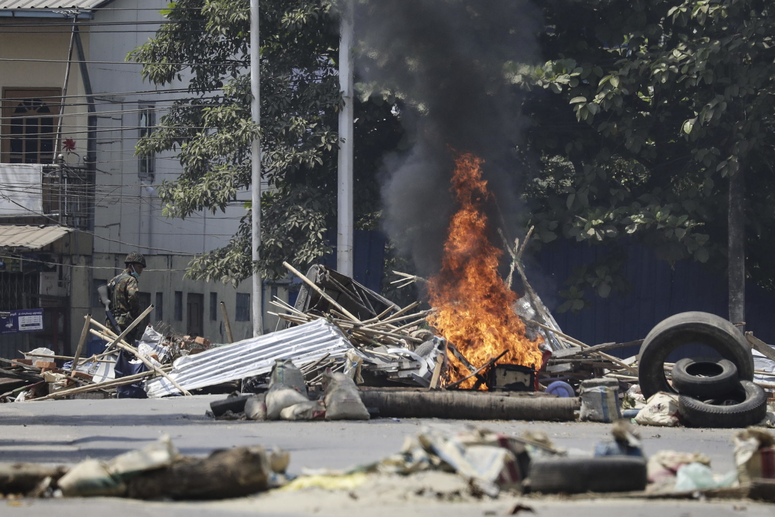 Un militare presidia le strade dopo gli scontri a Yangon