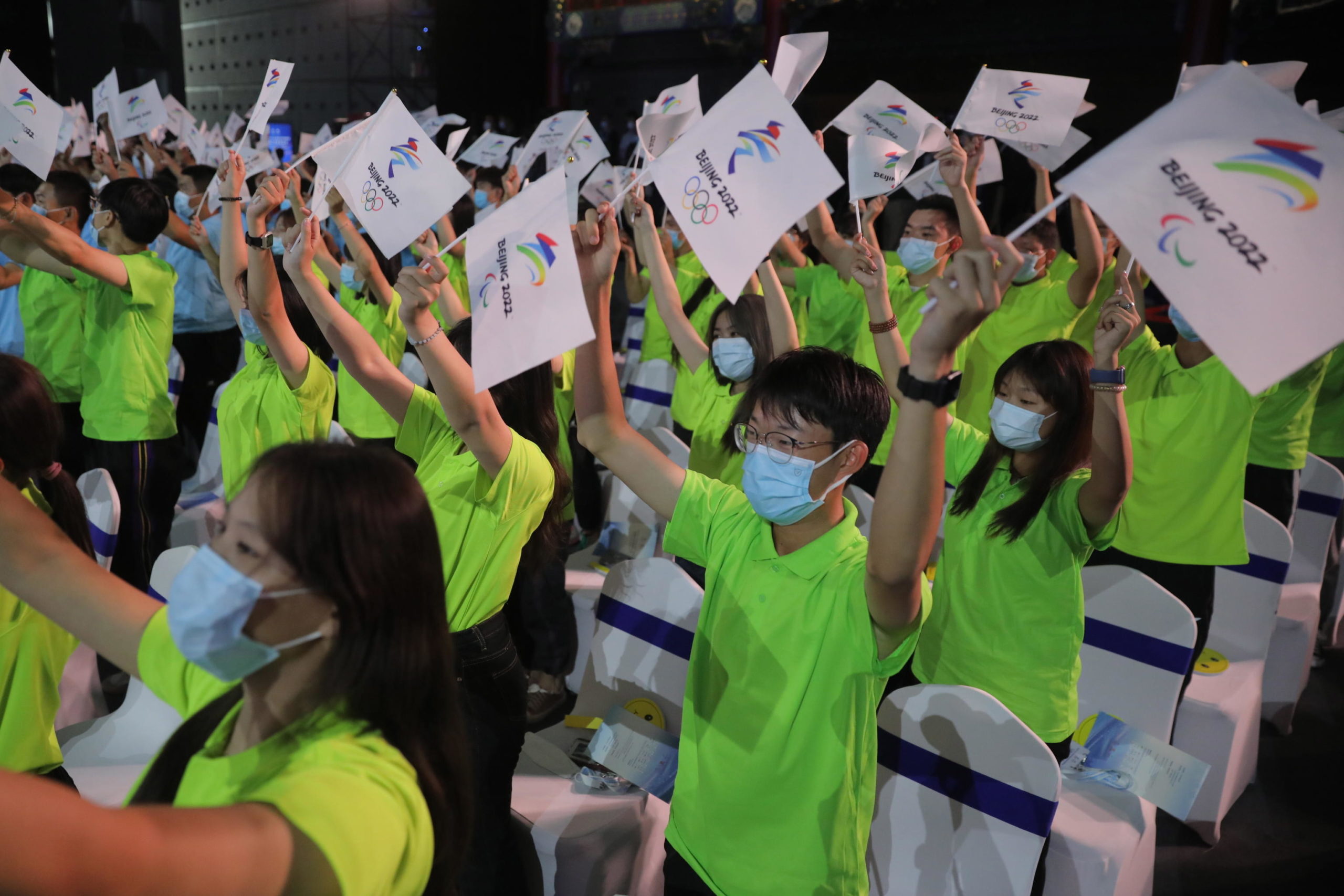 I lavoratori sventolano le bandiere con il motto dell'edizione delle Olimpiadi invernali 2022 I lavoratori sventolano le bandiere con il motto dell'edizione delle Olimpiadi invernali 2022