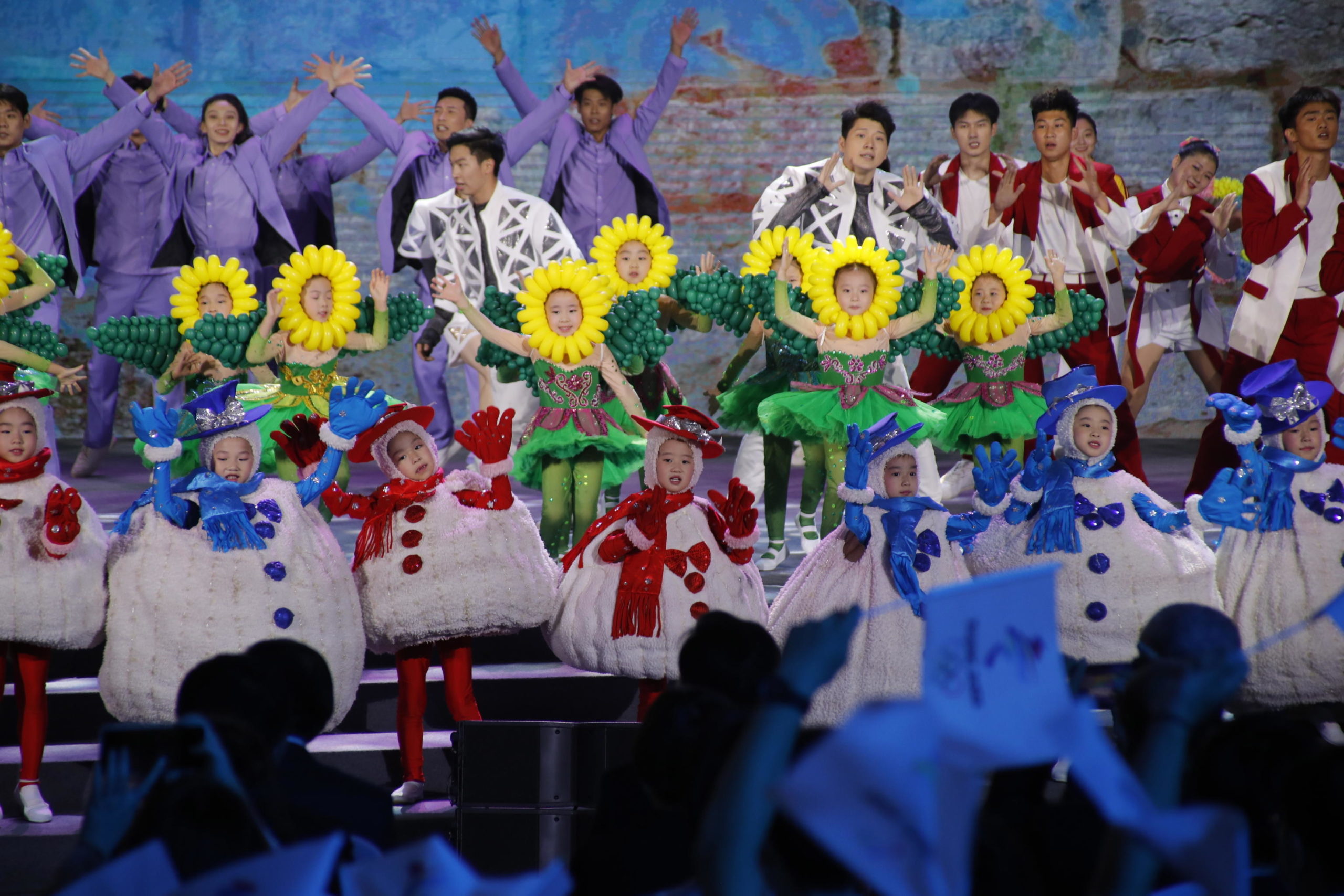 Nelle coreografie anche bambini e bambine mascherati Nelle coreografie anche bambini e bambine mascherati