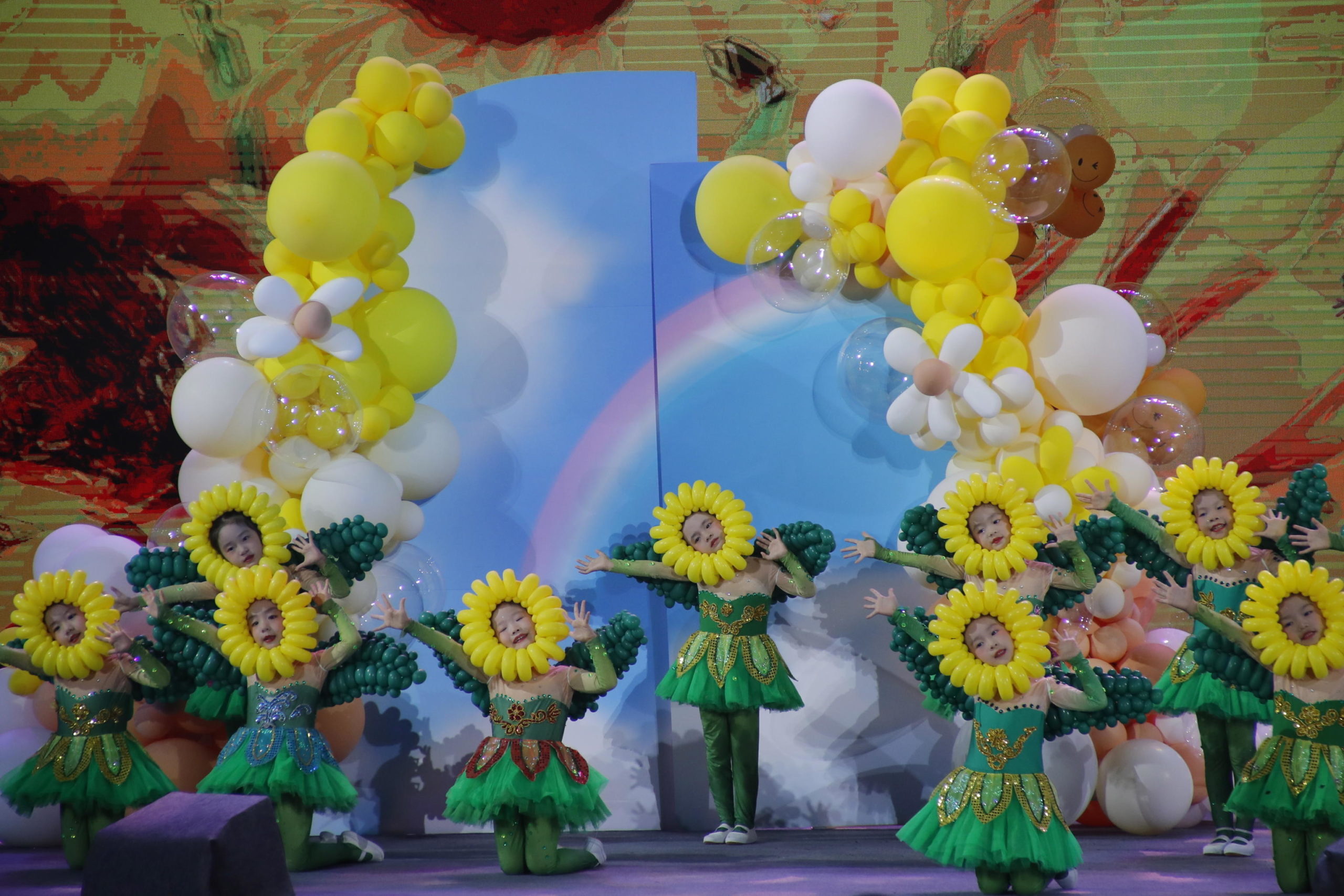 Bambini mascherati nel lancio delle Olimpiadi e Paralimpiadi invernali 2022 a Pechino Bambini mascherati nel lancio delle Olimpiadi e Paralimpiadi invernali 2022 a Pechino