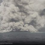 Un fermo immagine tratto da un video Tonga Geological Services distribuito dall'AFP del 17 gennaio mostra l'eruzione vulcanica a Tonga e l'enorme nuvola di cenere che copre l'isola