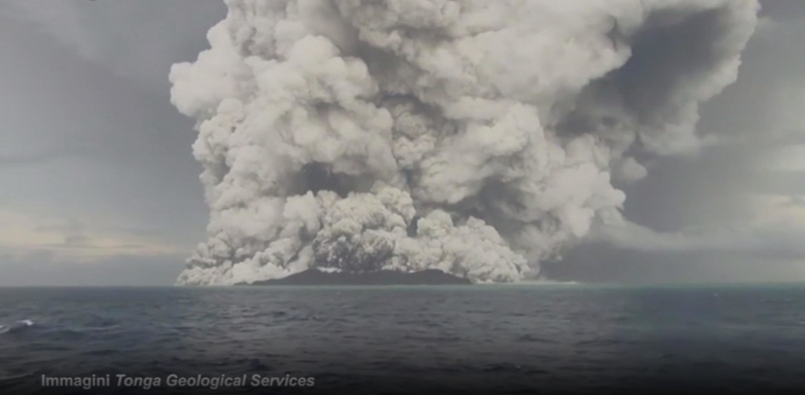 Un fermo immagine tratto da un video Tonga Geological Services distribuito dall'AFP del 17 gennaio mostra l'eruzione vulcanica a Tonga e l'enorme nuvola di cenere che copre l'isola