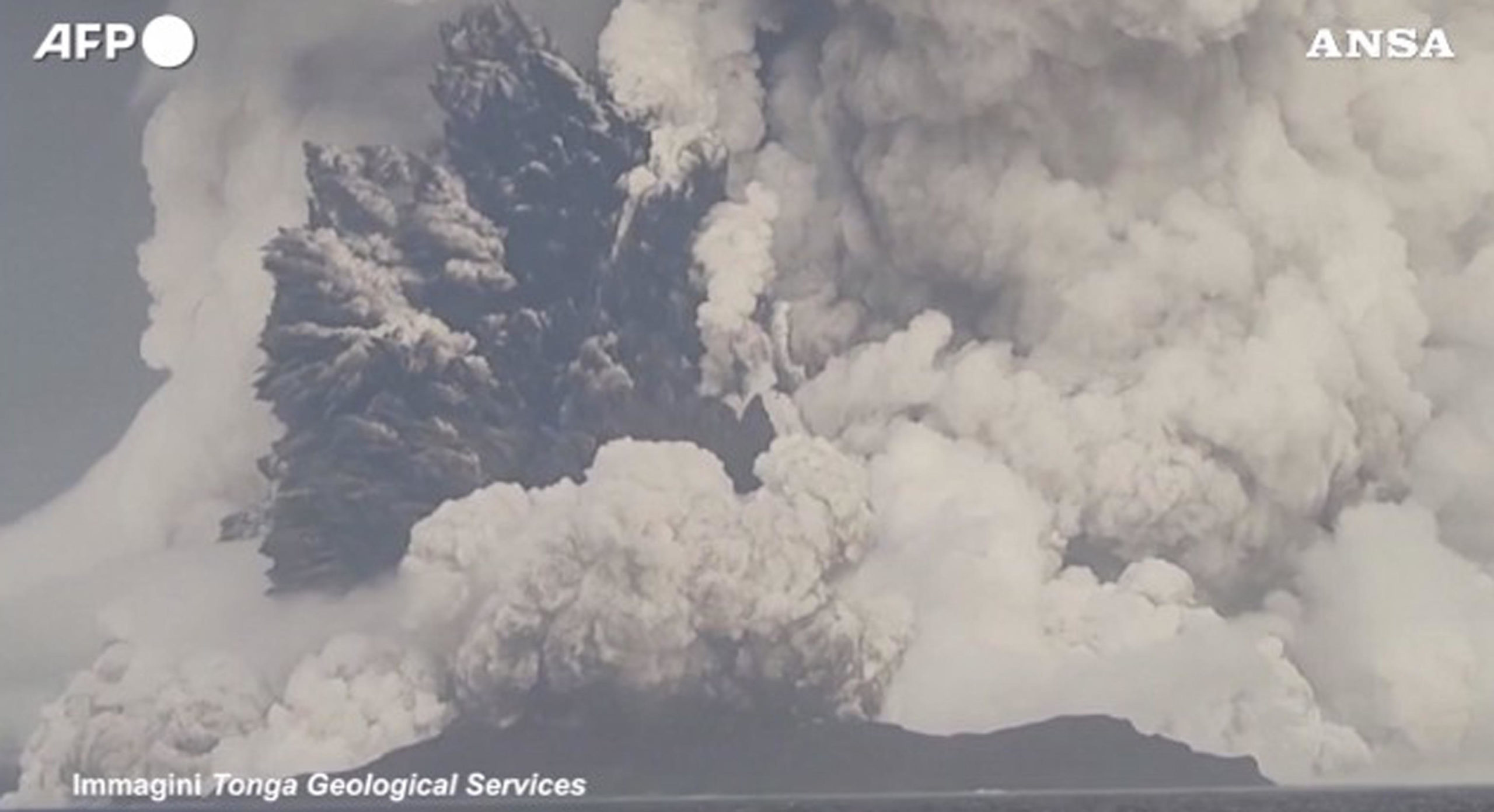 Un fermo immagine tratto da un video Tonga Geological Services distribuito dall'AFP del 17 gennaio mostra l'eruzione vulcanica a Tonga