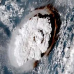 Un fermo immagine tratto del video dell'esplosione del vulcano sottomarino a Tonga vista dal satellite, 15 gennaio 2022