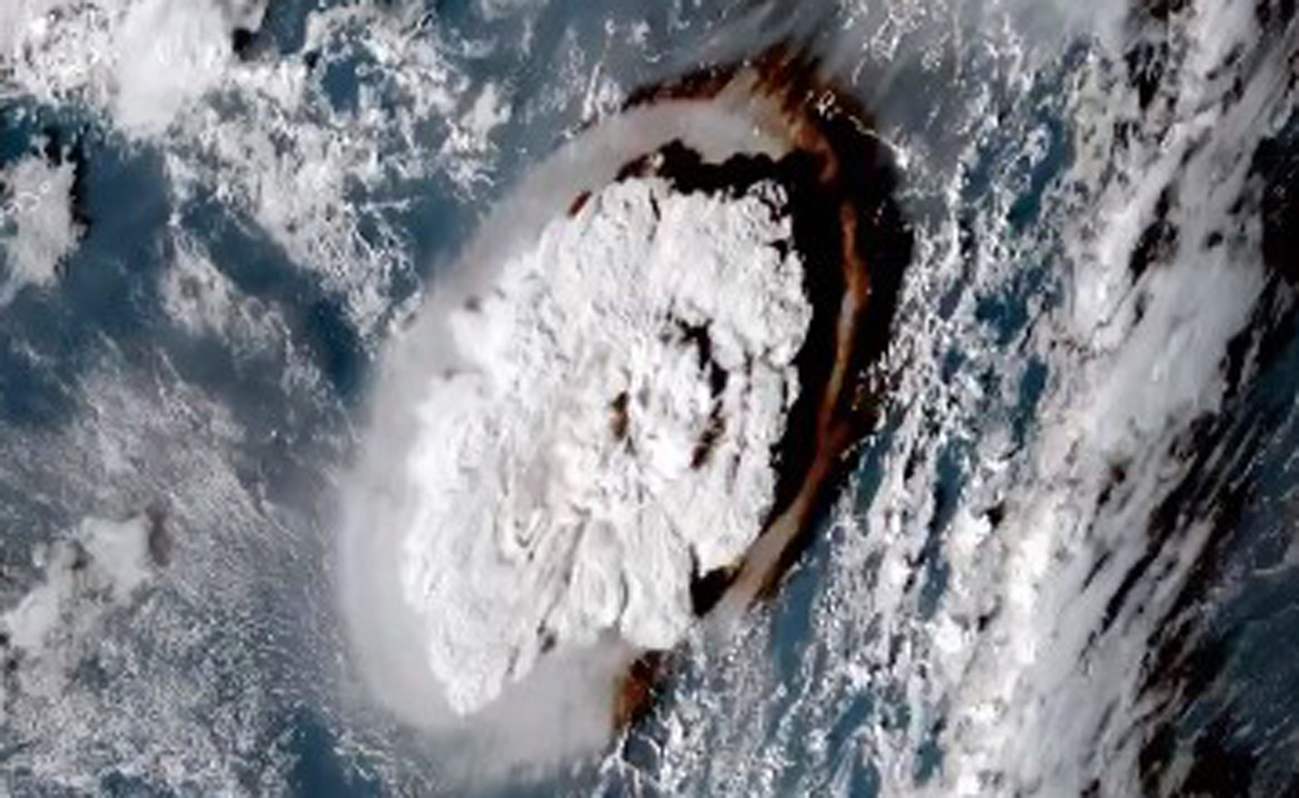 Un fermo immagine tratto del video dell'esplosione del vulcano sottomarino a Tonga vista dal satellite, 15 gennaio 2022