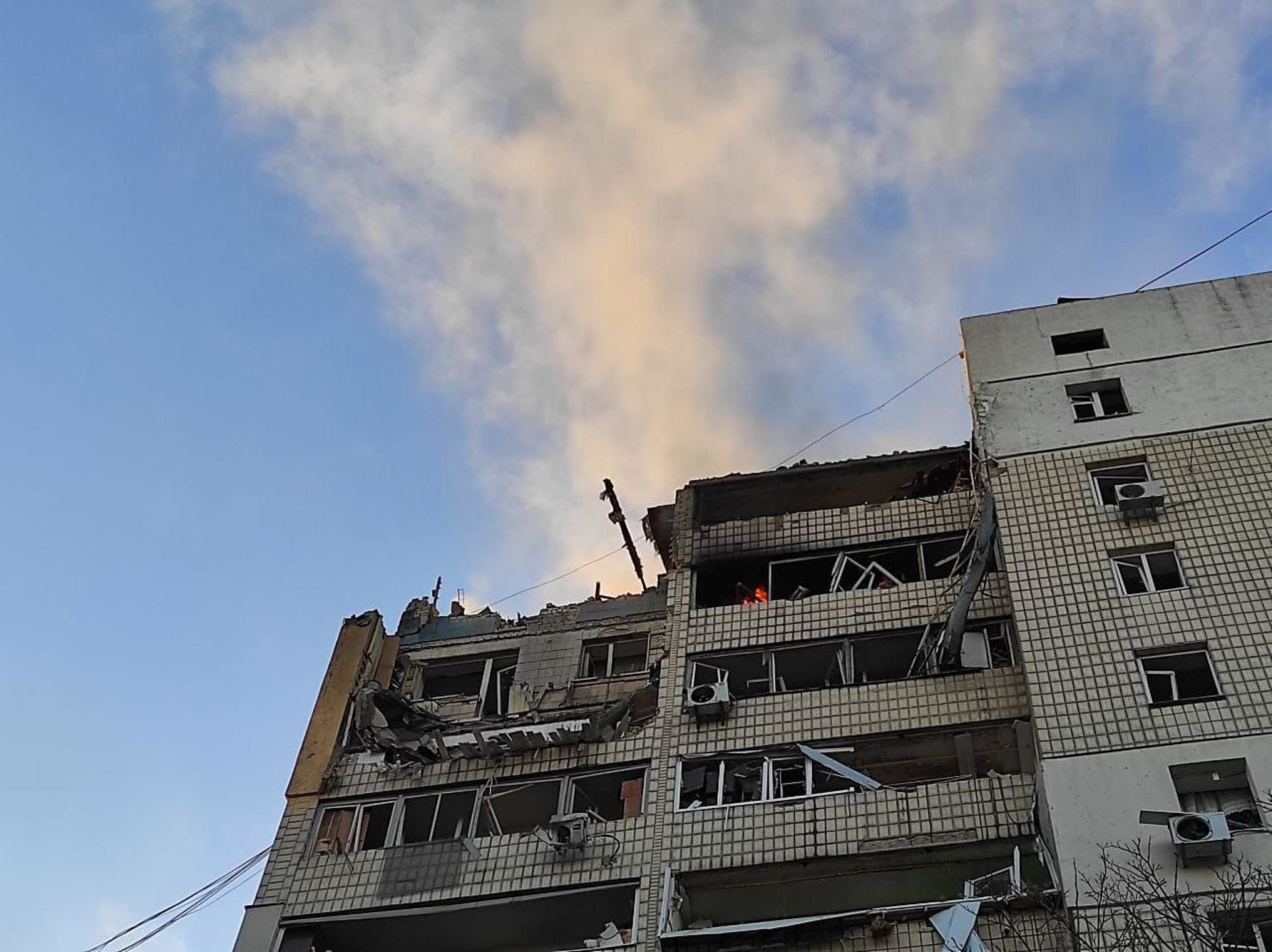 Un edificio residenziale colpito dai bombardamenti nel distretto di Shevchenkivskyi a Kiev