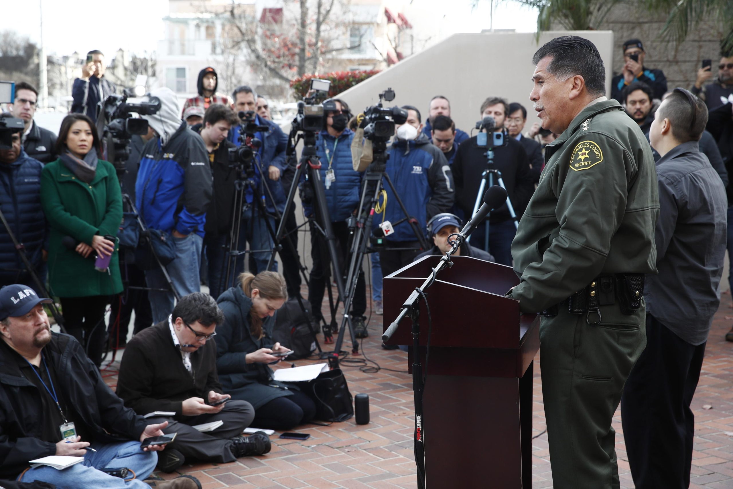 Lo sceriffo della contea di Los Angeles Robert Luna parla a una conferenza stampa