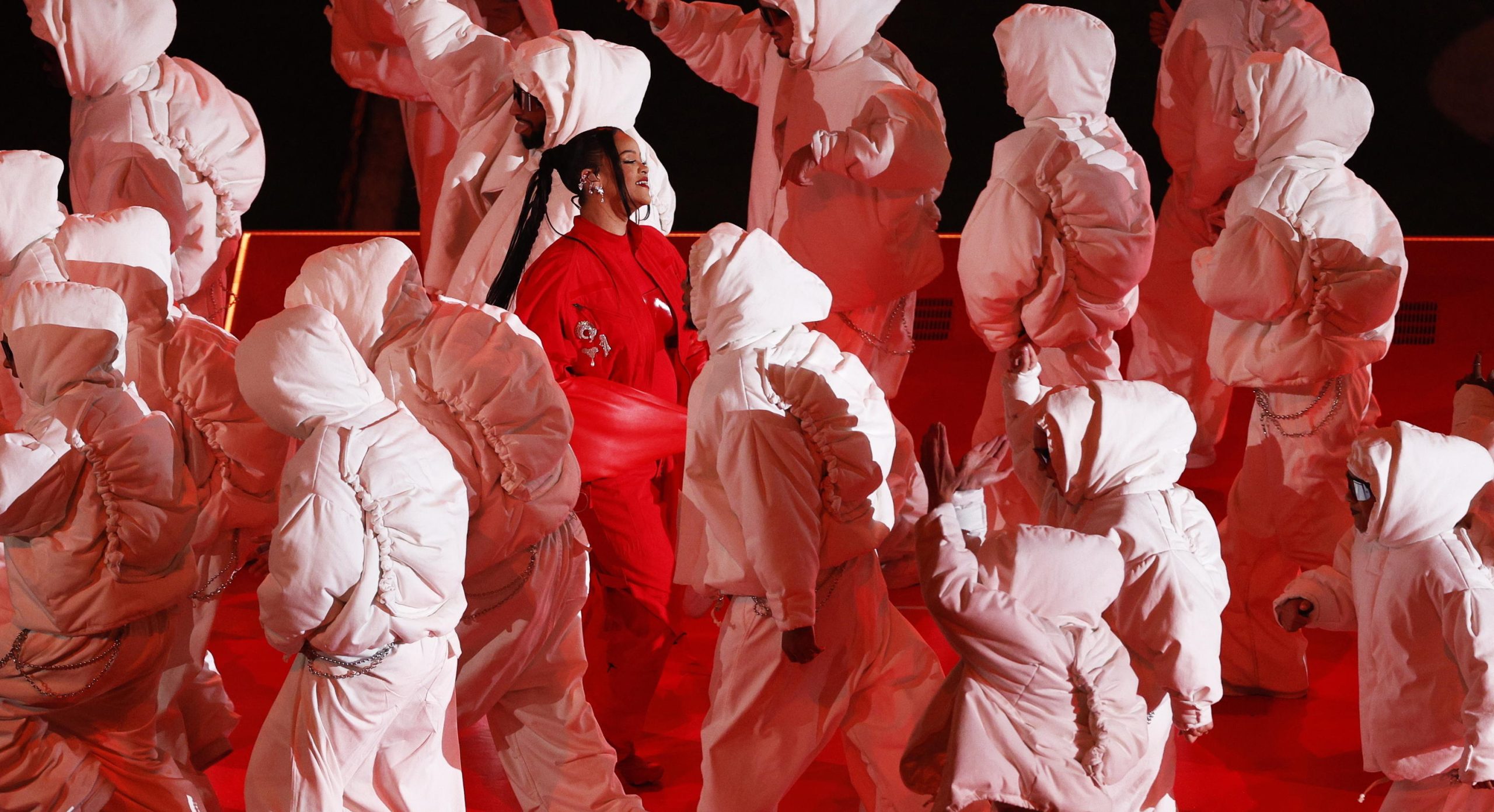 La cantante Rihanna durante l'esibizione con il suo corpo di ballo