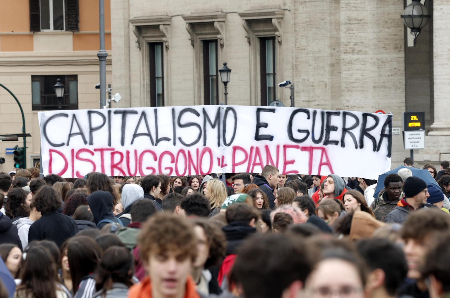 Manifestanti in Piazza della Repubblica a Roma