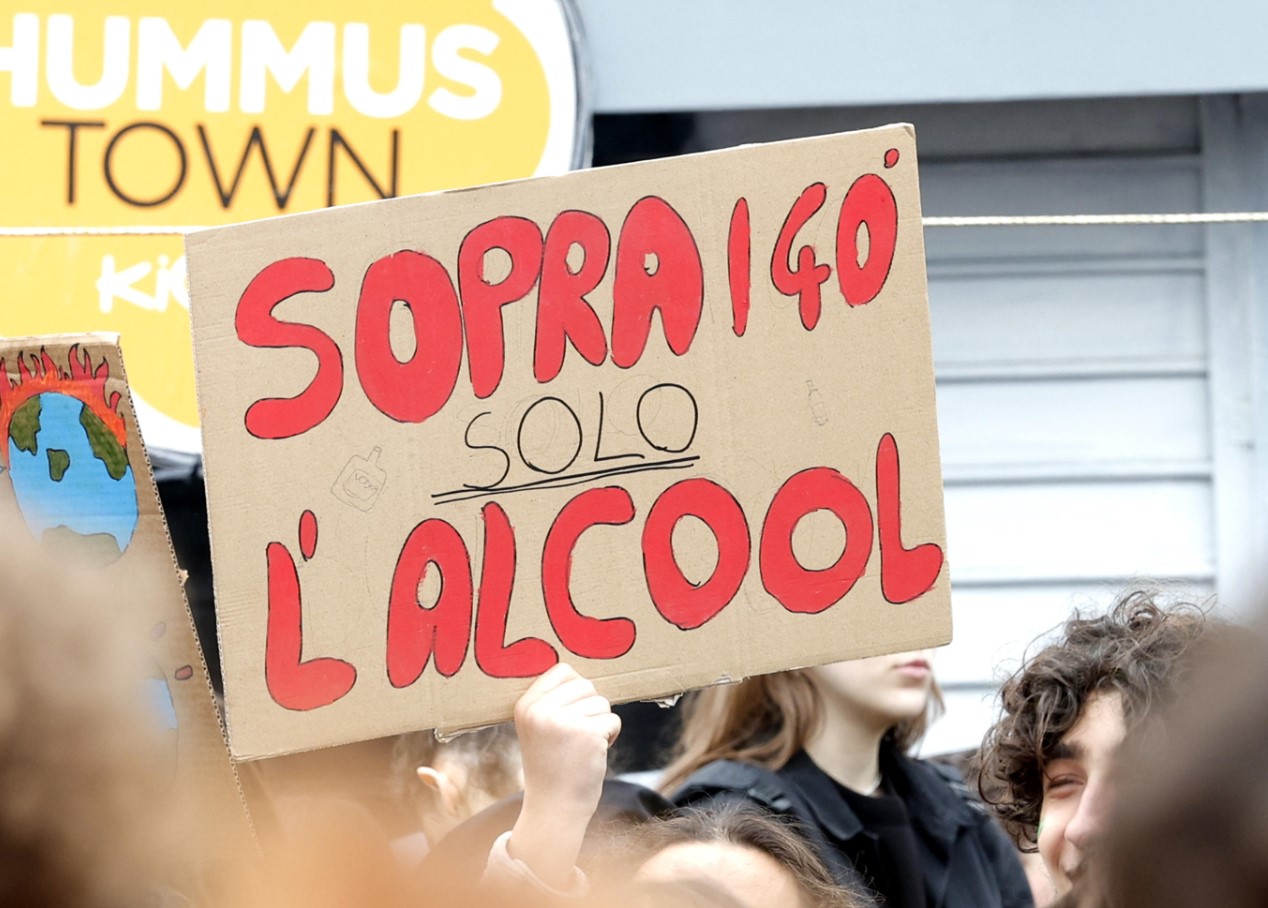 Uno dei cartelli esposti tra i manifestanti a Roma