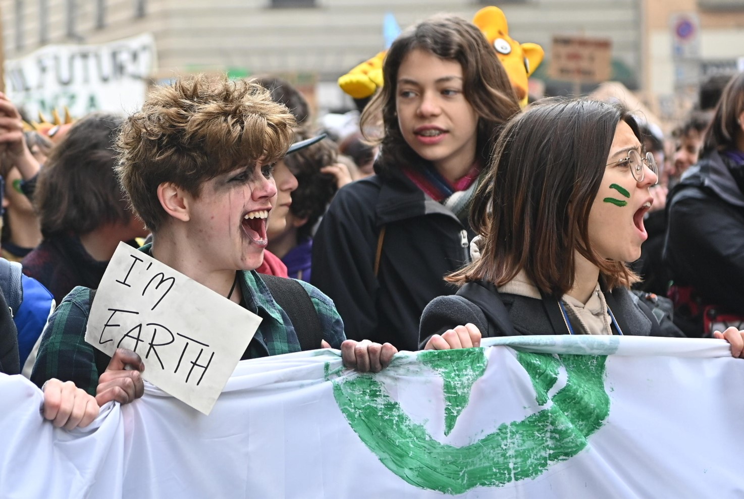 Il grido di una manifestante a Torino simboleggia la sofferenza del nostro pianeta