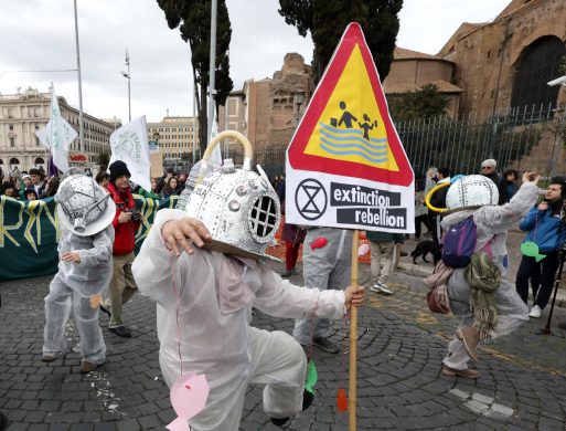 Un attivista a Roma protesta contro l'innalzamento dei mari