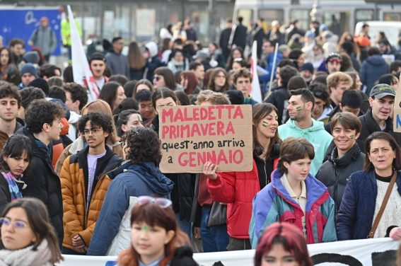 Una dei cartelli esposti dai manifestanti a Torino