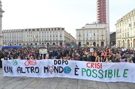 Un momento della manifestazione di Fridays for future a Torino, in Piazza Castello