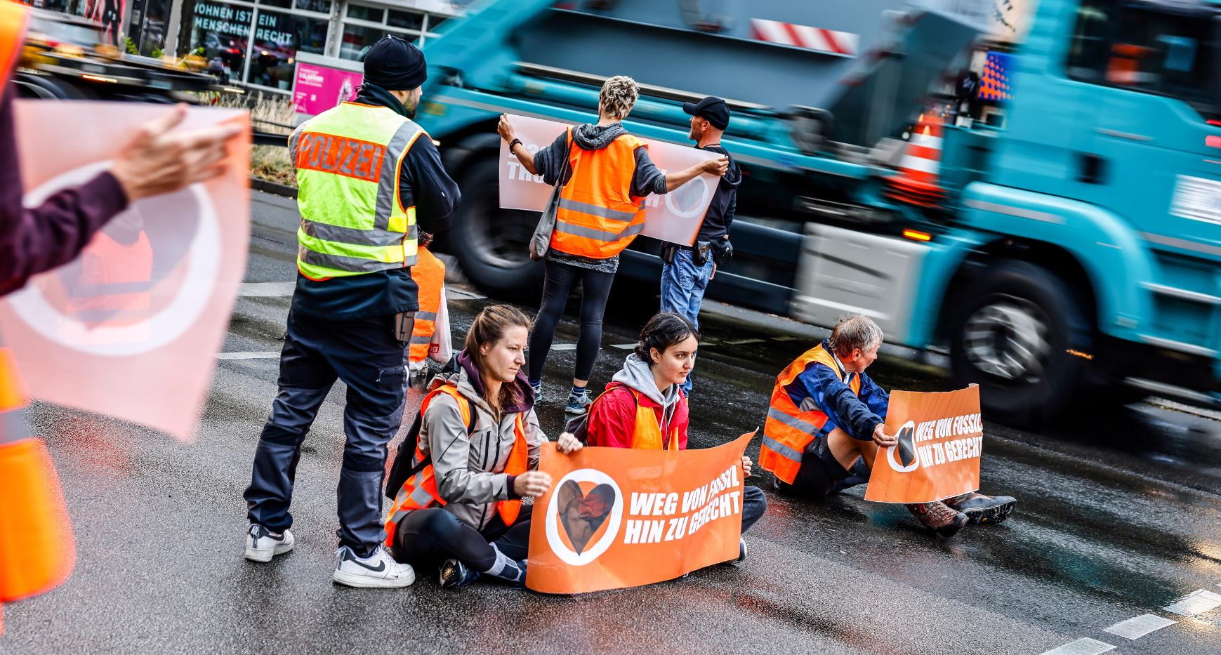Gli attivisti di Ultima generazione bloccano le strade di Berlino