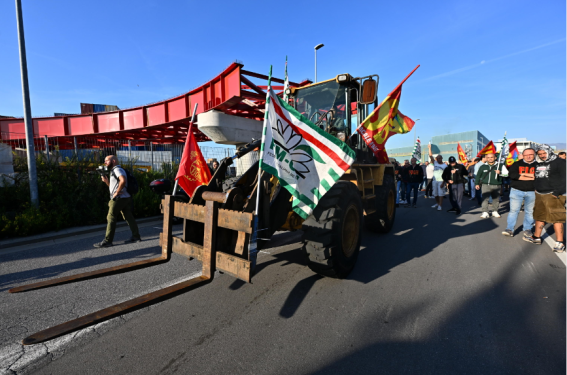 La Rsu unitaria di Genova Cornigliano, in continuità con la mobilitazione di Taranto, ha dichiarato 24 ore di sciopero a partire dal primo turno di oggi