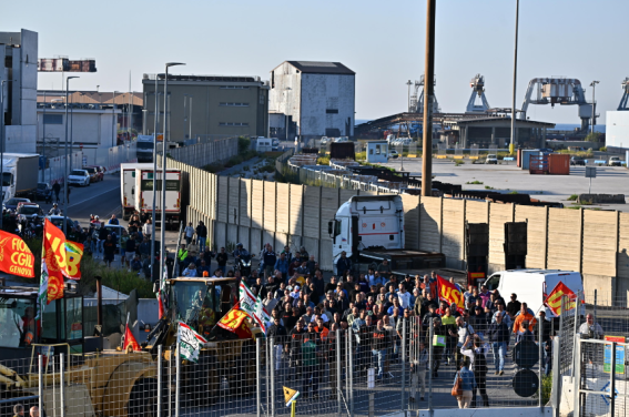 Questa mattina un gruppo di lavoratori ex Ilva si è riunito davanti alla fabbrica Arcelor Mittal di Genova Cornigliano per protestare