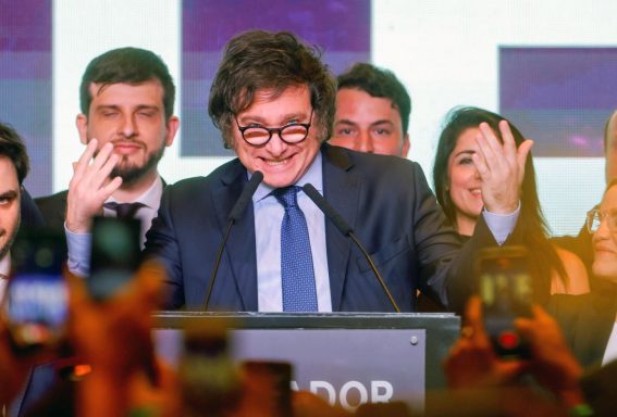 Il candidato presidenziale Javier Milei dopo i risultati del primo turno delle elezioni argentine