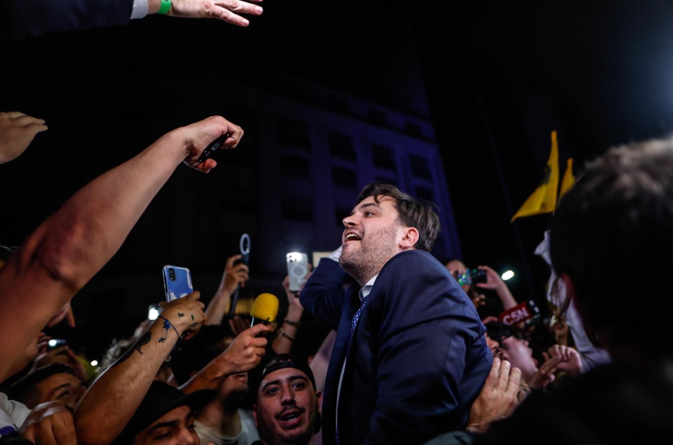 Ramiro Marra, candidato capo del governo per La Libertad Avanza, del candidato presidenziale argentino Javier Milei, saluta i sostenitori