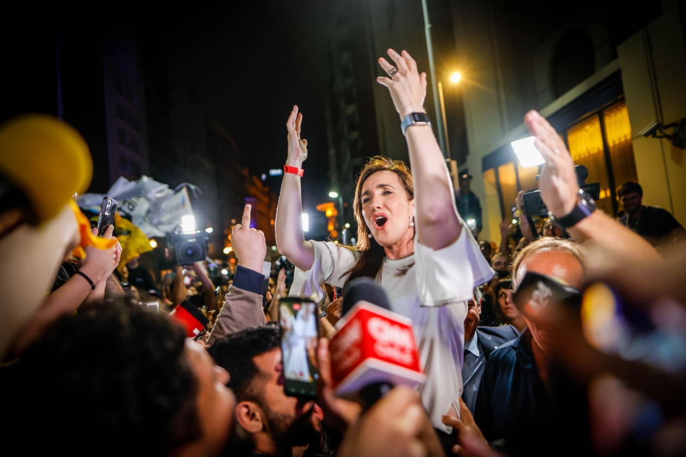 Victoria Villarruel, candidata alla vicepresidenza del candidato argentino Javier Milei, saluta i sostenitori