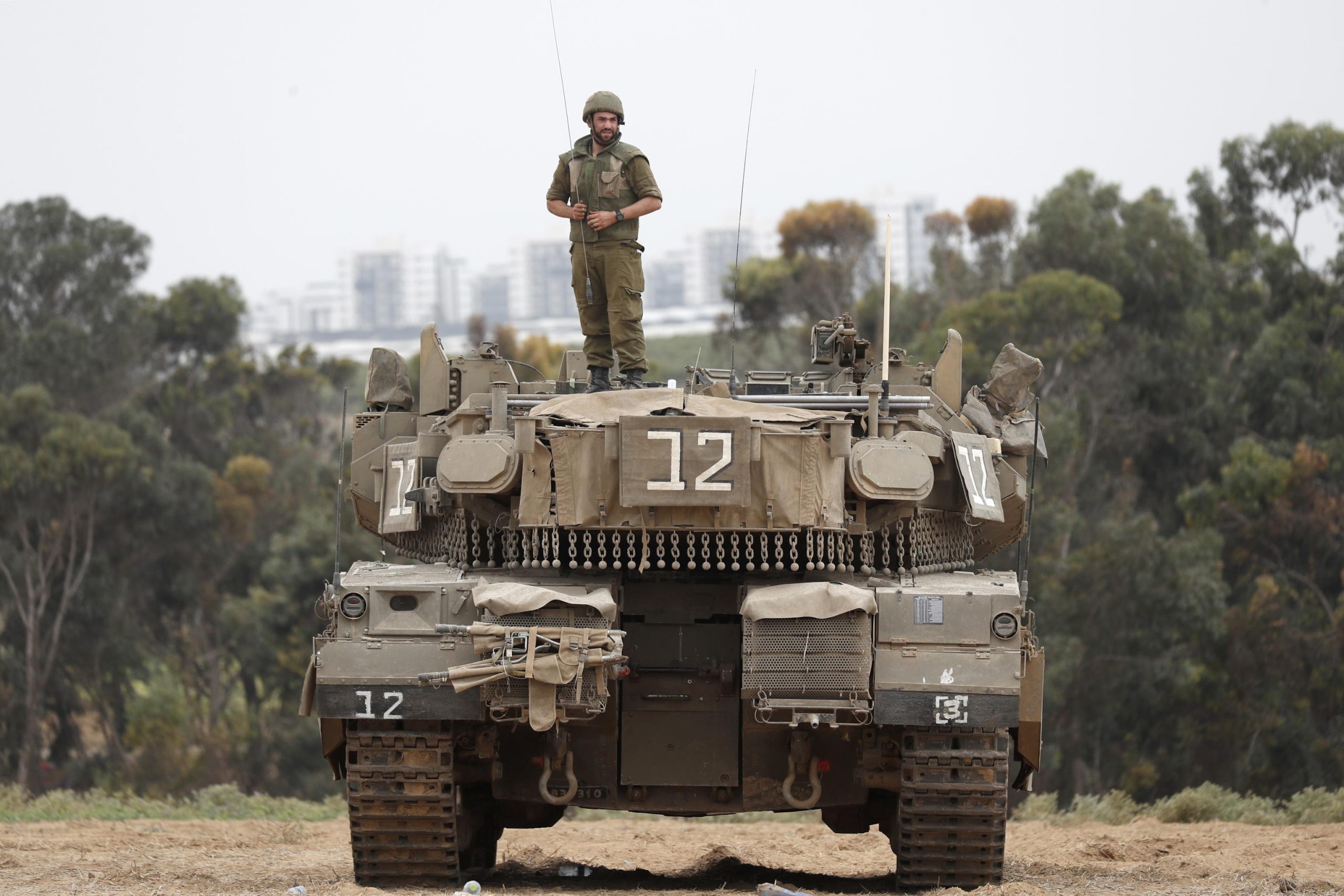 Un carrista dell'Idf sopra un carro armato Merkava. Ad ora, gli attacchi contro Gaza da parte di Israele sono stati più di 500.