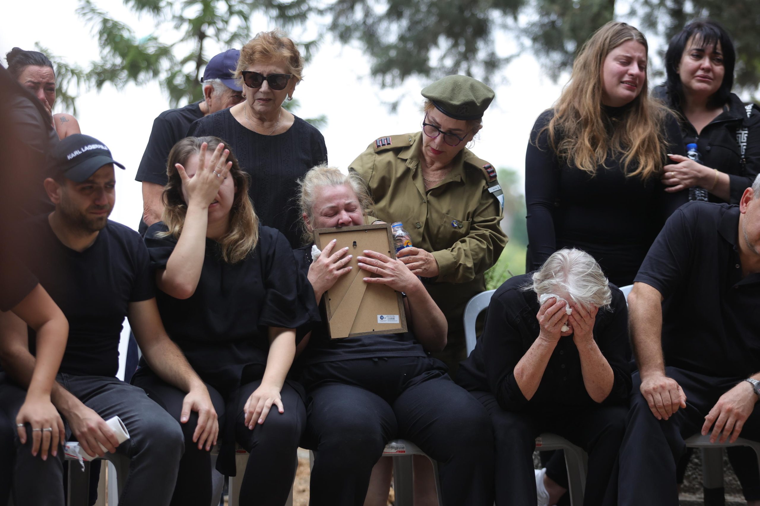 Alcuni israeliani piangono la morte di un soldato ucciso durante un'incursione di Hamas nel kibbutz di Kfar Menahem.