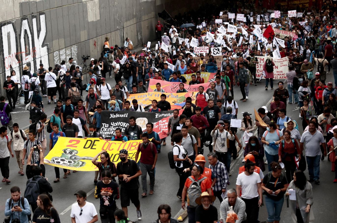 Migliaia di messicani manifestano durante il 55° anniversario del massacro di Tlatelolco