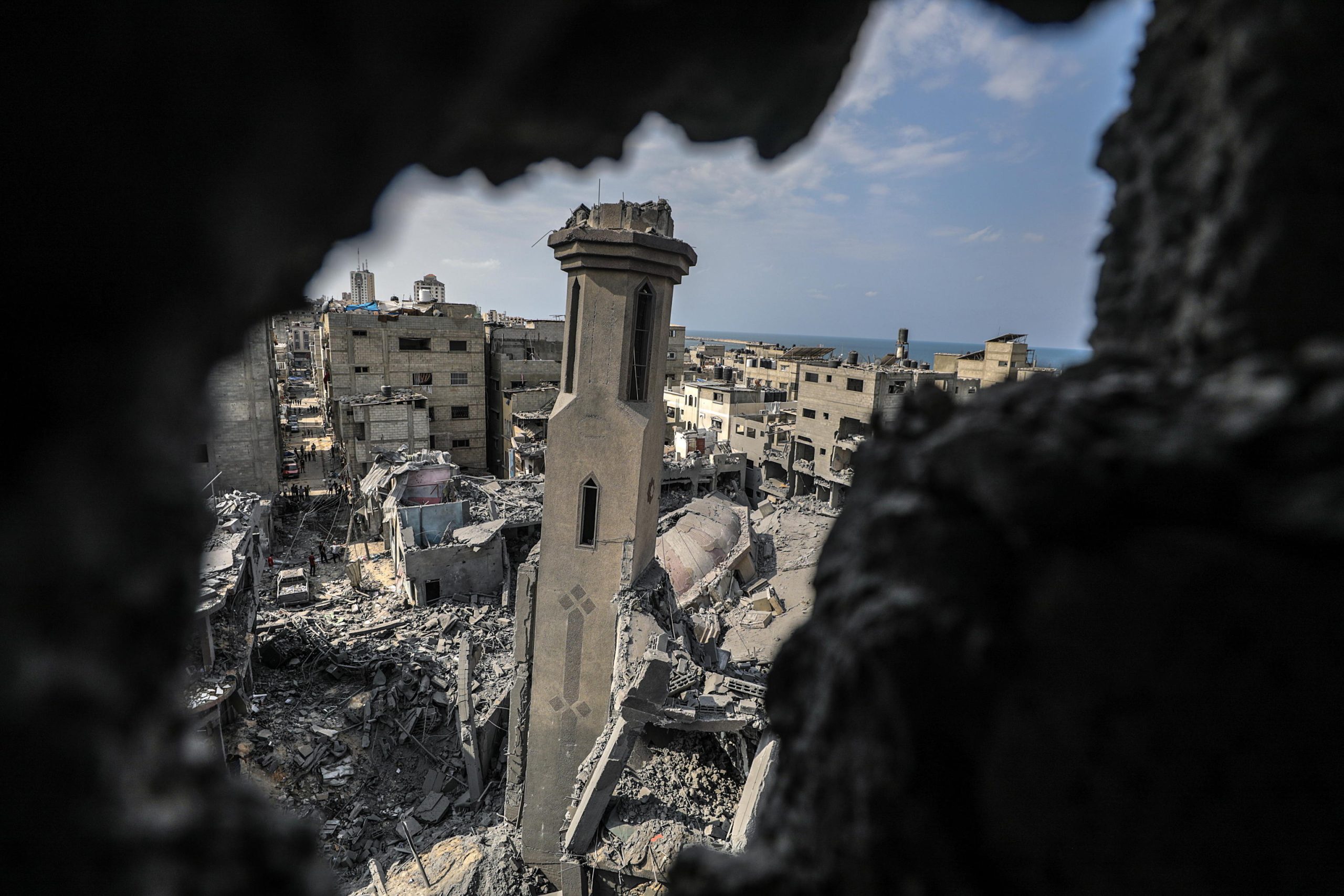Un'area semidistrutta di Gaza. In primo piano, un minareto minaccia di crollare sui resti di una moschea.