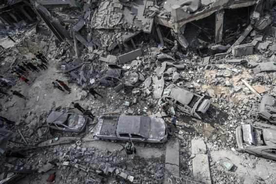 Le macerie dei palazzi e le carcasse delle automobili ostruiscono le strade di Gaza, colpita da più di 500 attacchi israeliani.