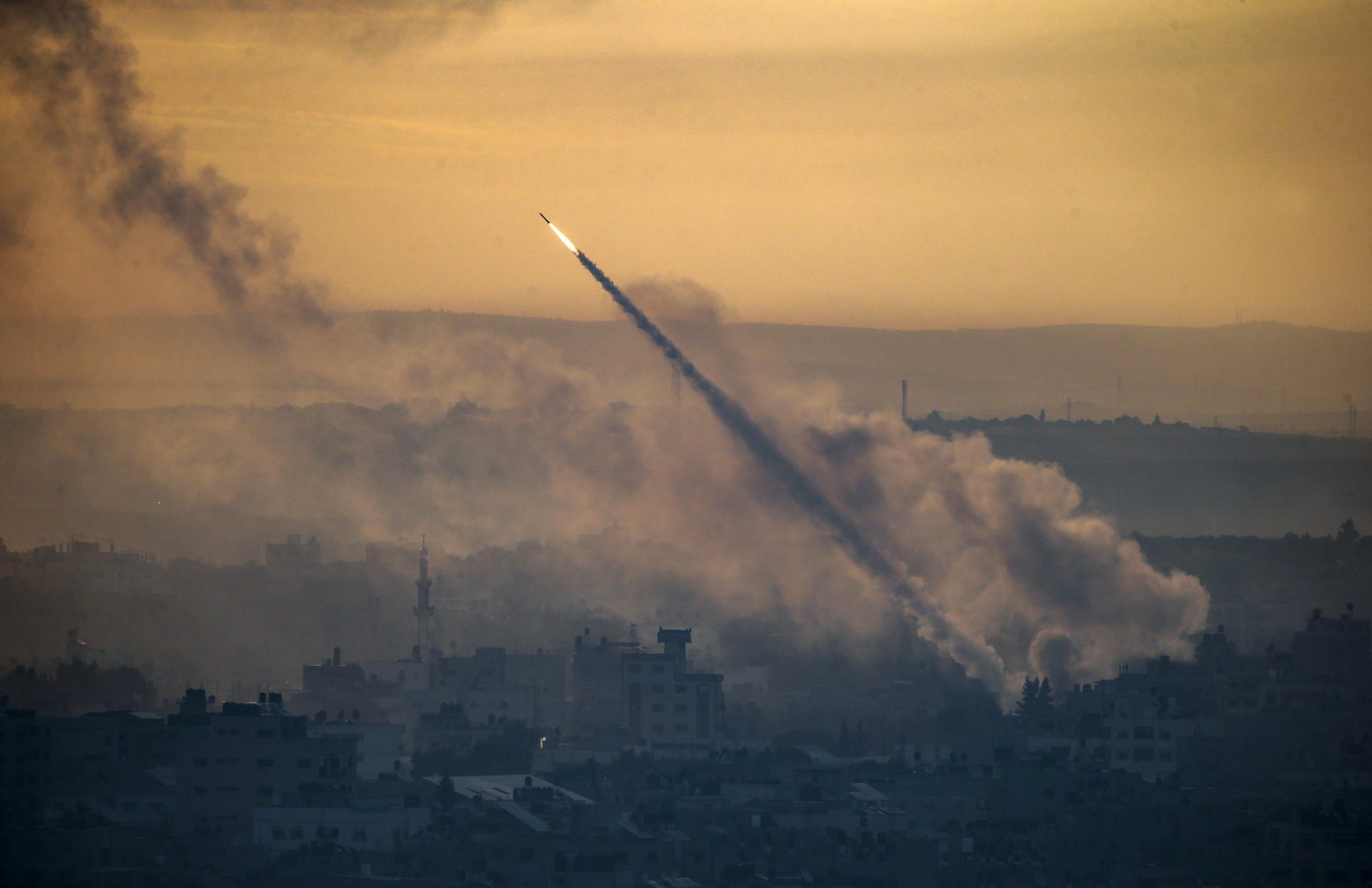 Un razzo delle brigate Al-Qassam di Hamas decolla da Gaza diretto verso Israele.