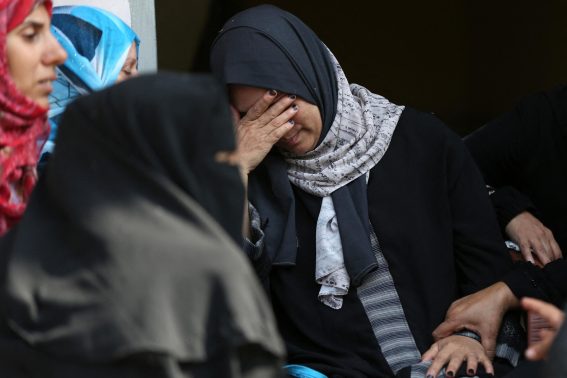 Una donna palestinese piange durante un funerale la morte di un familiare ucciso durante i bombardamenti su Gaza.
