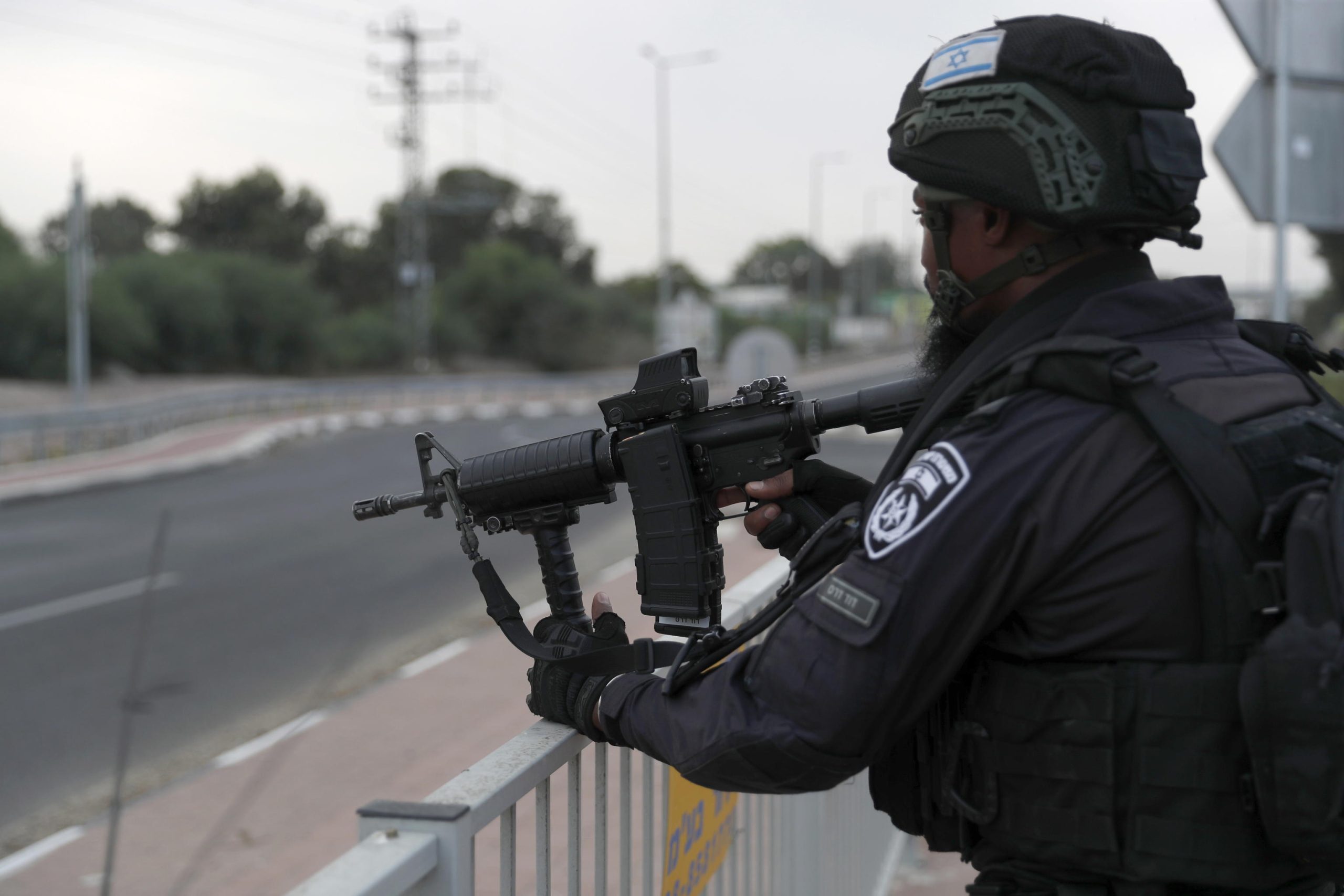 Un soldato dell'Idf pattuglia a vista il confine tra Sderot, insediamento israeliano, e il confine con la Striscia di Gaza