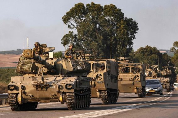 Una colonna di carri armati israeliani si muove sull'autostrada al confine con Gaza. È l'inizio dell'operazione israeliana su larga scala contro Hamas, "Spade di ferro".