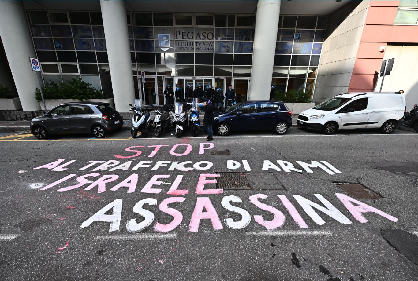 Una scritta sul suolo condanna la rappresaglia israeliana contro la Striscia di Gaza