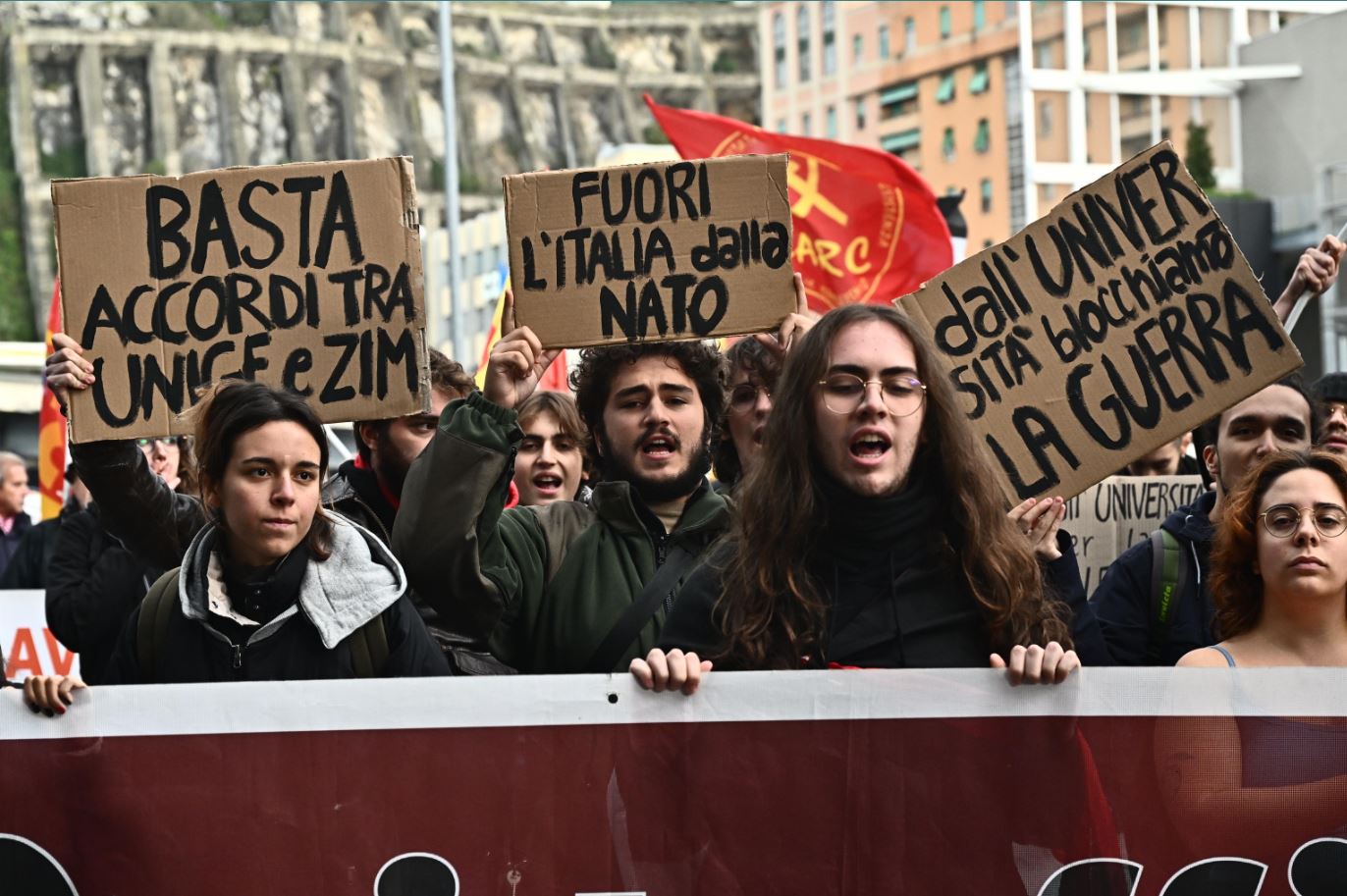 I lavoratori del porto di Genova manifestano contro le spedizioni di armi verso Israele da parte della compagnia Zim Integrated Shipping Services (Zim)