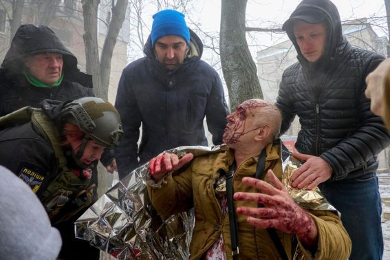 Gli abitanti di Kharkiv aiutano una persona ferita